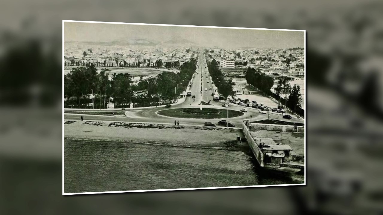 Το Δέλτα Φαλήρου το 1960 : Η λεωφόρος Συγγρού στην συμβολή της με την Λεωφόρο Ποσειδώνος, και ο Ιππόδρομος. Ο κόμβος οδηγούσε αριστερά (όπως το βλέπουμε), στο Νέο Φάληρο και δεξιά στο Παλαιό Φάληρο ║ Φωτογραφία από το κατάστρωμα του 𝐔𝐒𝐒 𝐅𝐫𝐚𝐧𝐤𝐥𝐢𝐧 𝐃. 𝐑𝐨𝐨𝐬𝐞𝐯𝐞𝐥𝐭 (𝐂𝐕𝐁 / 𝐂𝐕𝐀 / 𝐂𝐕-42) ║ 𝐏𝐡𝐨𝐭𝐨 𝐛𝐲 «Η Αθήνα του 19ου και 20ου αιώνα / Athens photo gallery» ()𝐟𝐚𝐜𝐞𝐛𝐨𝐨𝐤