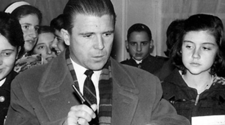 Ο ποδοσφαιριστής - φαινόμενο Φέρεντς Πούσκας Μπιρό (𝐅𝐞𝐫𝐞𝐧𝐜 𝐏𝐮𝐬𝐤𝐚𝐬 𝐁𝐢𝐫𝐨) [1927-2006] είναι ομολογουμένως ο πιο γνωστός Ούγγρος στον κόσμο και η αίγλη του διατηρείται αμείωτη μισό και παραπάνω αιώνα τώρα ║ 𝐏𝐡𝐨𝐭𝐨 𝐛𝐲 𝐭𝐡𝐞𝐭𝐨𝐜.𝐠𝐫